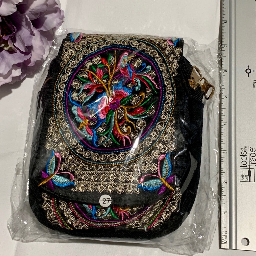 💥SOLD IN STORE LOCATION💥LAST ONE! -Small Embroidered Cross Body Boho Phone Bag - Picture 3 of 9